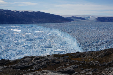 <p>El deshielo de los acantilados de la Antártida pueden incidir en un aumento del nivel del mar de hasta 15 metros en 2500. / Knut Christianson</p>