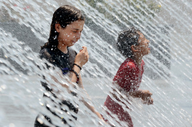 <p>Las proyecciones climáticas prevén que los veranos se vuelvan notablemente más incómodos a finales de siglo. En la imagen, unos niños se refrescan en Washington en junio de 2012, cuando la temperatura alcanzó los 38,8 ºC, rompiendo un récord de 138 años. / EFE</p>