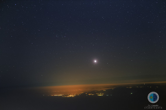 <p>Vista desde el Observatorio del Teide hacia el este. Se puede ver sobre el horizonte el planeta Venus y, algo más arriba a la izquierda, el cometa Catalina C/2013 US10. / J.C. Casado</p>