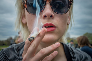 <p/>Mujer fumando marihuana durante el 420 Pro Cannabis Rally en el Hyde Park de Londres. / Velar Grant/ZUMA Press” style=”” /><span style=