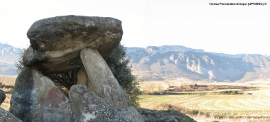 <p>Fosa megalítica (Chabola de la Hechicera) y en el fondo, la cordillera de Cantabria, donde se ubican las cuevas incluidas en el estudio / Teresa Fernández Crespo (UPV/EHU)</p>