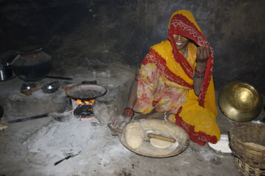<p>Una mujer cocina con fuego de leña en el interior de su casa en la India. / <a href="https://www.flickr.com/photos/44221799@N08/" title="Ir a la galería de Engineering for Change" target="_self">Engineering for Change</a></p>