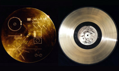 <p>El Disco de Oro enviado al espacio contiene 115 fotografías, saludos en 55 idiomas, 12 minutos de sonidos de la Tierra y 90 minutos de música. / Imagen: NASA</p>