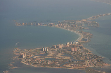 <p>Vista aérea de La Manga del Mar Menor. / <a href="https://www.flickr.com/photos/joa/1859734386/in/photolist-3QkCeY-7RwNeJ-6GpSHL-5hGJkH-6knpPW-aFipYA-5ewDtk-4AnGrq-4AnGr7-7yaLyE-8dQRR7-a81Zdz-35vrL-6VcbeX-6XcHLt-ko1S1-b7rYup-Ay8AV-NppZM-qCehq8-cjWt2d-b7rYMZ-9XkgeQ-7RwMq1-bwPJYi-b7rYDP-7RtwCP-apsGzT-6XgGaN-7t1hu6-b7rYZH-8eEh8H-99RPkp-fwQ43T-9zn22t-c75MoN-99UWZQ-99RLwK-25MsYgK-b7s1c6-4Fva2m-4Fv9Ey-ko1Lu-8UubSA-2KvH-ko1Qr-K2bpEJ-4dnK6B-8eEhpe-fiuKfk" target="_blank">Joaquin Vanschoren</a> </p>