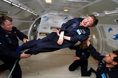 <p>Stephen Hawking experimentó en 2007 la gravedad cero a bordo de un avión propiedad de la Zero Gravity Corporation. / <a href="https://commons.wikimedia.org/wiki/File:Physicist_Stephen_Hawking_in_Zero_Gravity_NASA.jpg" target="_blank">Jim Campbell/Aero-News Network</a></p>