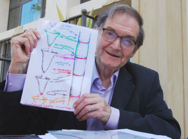 <p>Roger Penrose muestra una de sus transparencias dibujadas a mano para ilustrar entre otros el origen del universo. Durante su presentación en el Festival Starmus celebrado en Tenerife, el científico utilizó un retroproyector. / <a href="http://www.agenciasinc.es/En-exclusiva/PROGRAMADOS/El-universo-es-fantastico-asi-que-tambien-necesitamos-ideas-fantasticas2" target="_blank">Sinc</a></p>