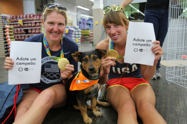 <p>Las remadoras estadounidenses Eleanor Davis Logan (izquierda) y Tessa Gobbo (derecha), oro en la categoría de ocho con timonel en Río 2016, muestran sus medallas junto a Isaquias, uno de los perros callejeros que han sido adoptados durante estos Juegos Olímpicos. / World Animal Protection</p>