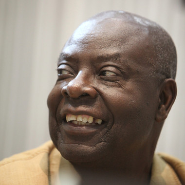 <p><strong>Emmanuel Dongala, doctor en física y profesor de química. </strong>Considerado como uno de los mejores escritores de su país, República del Congo, debido a la agitación política de 1990 tuvo que ser refugiado con su familia en EE UU, donde obtuvo la plaza de profesor visitante de química en la Universidad Simon en Great Barrington, Massachusetts. (7/9)</p>