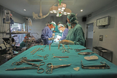 <p>En la actualidad la música no se utiliza de forma rutinaria durante la cirugía para ayudar a los pacientes en su recuperación, pero los investigadores esperan que su estudio cambie las percepciones y destaque el impacto positivo de la música. / Sinc</p>
