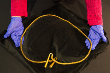 <p>Este enorme collar de oro de la Edad de Bronce data de 1300-1100 a. C. Fue descubierto por un ciudadano en Cambridgeshire (Inglaterra) y presentado en noviembre de 2016. Estaba enterrado en el campo. Imagen: EFE</p>