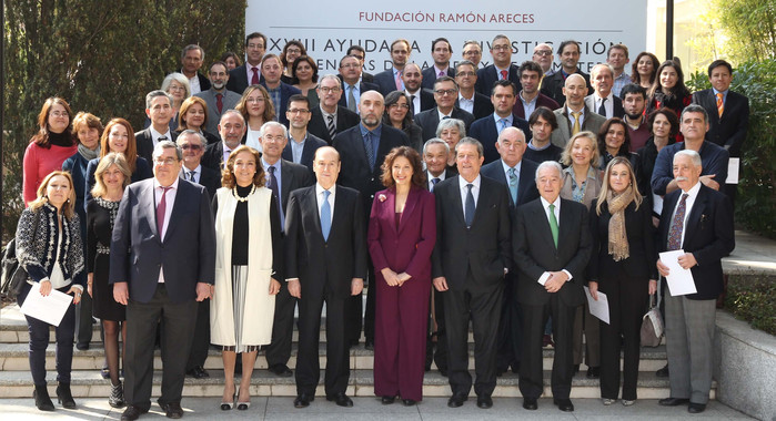 <p>Carmen Vela con adjudicatarios de Ayudas a la Investigación / Fundación Ramón Areces</p>