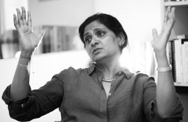 <p> La cosmóloga Priyamvada Natarajan, durante la entrevista. / Gullermo Castellví / SINC</p>