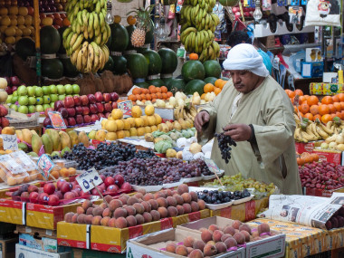 <p>Un hombre en un mercado de frutas de El Cairo (Egipto). / <a href="https://pixabay.com/es/photos/el-cairo-frutas-plantas-de-frutas-1247057/" target="_blank">Pixabay</a></p>
