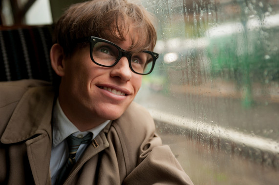 <p><em>The Theory of Everything</em> (2014) narra la relación entre el astrofísico Stephen Hawking y su primera mujer Jane Wilde, estudiante de la que se enamoró mientras ambos estudiaban en Cambridge. / Working Title Films</p>
