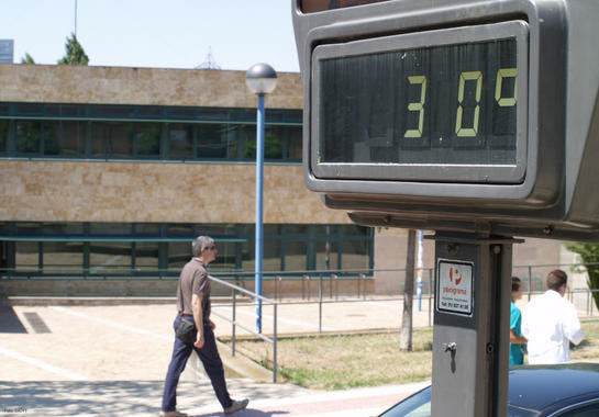 <p>Un termómetro callejero muestra el calor de una manaña de verano. Foto: DICYT.</p>
