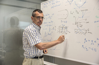 <p>Francisco Guinea investiga en el Instituto Madrileño de Estudios Avanzados en Nanociencia (IMDEA Nanociencia). / SINC/Olmo Calvo </p>