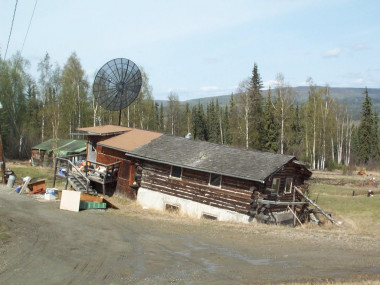 <p>Una casa privada al norte de Fairbanks (Alaska) se está hundiendo de manera desigual en el permafrost por el deshielo / Vladimir Romanovsky</p>