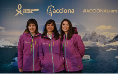 <p>Uxúa López, Alicia Pérez y Alexandra Dubini, tres de las cuatro componentes del equipo español para el proyecto Homeward Bound. / Acciona</p>