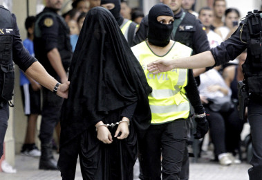 <p>La radicalización de personas en Internet, como la de esta joven que fue detenida en Gandía el pasado septiembre, se acentúa cuando las mujeres son activas en redes. / EFE</p>