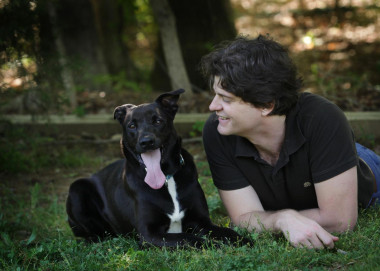 <p>El investigador Brian Hare junto a su perro Tasmania. / Vanessa Woods</p>