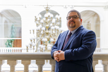 <p>Mark Hugo López posa momentos antes de su entrevista con Sinc en el Palacio del Marqués de Salamanca. / Álvaro Muñoz / SINC</p>