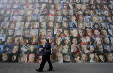 <p>Intervención artística en las calles de Reikiavik con fotos de niños islandeses durante el Festival de las Artes 2008 (CREATIVE COMMONS / HELGI HALDÓRSSON)</p>