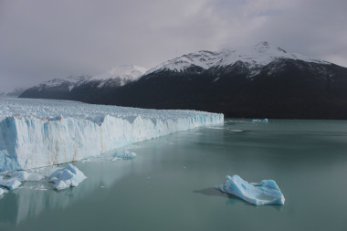 <p>Los grandes desprendimientos del frente del glaciar flotan a la deriva en forma de icebergs / SINC</p>