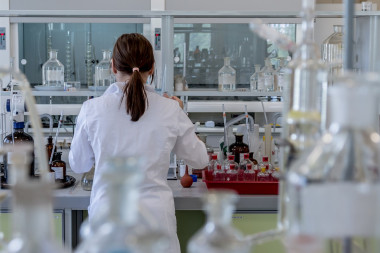 <p>Las ayudas económicas para la investigación del cáncer proporcionadas a los hombres son mayores que las dirigidas a las mujeres, independientemente del lugar, tipo o etapa del tumor. / Pixabay</p>