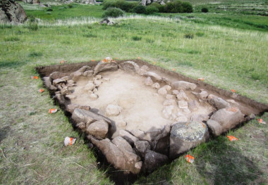<p>Restos humanos de una tumba funeraria de la Edad del Bronce en Dali, Kazakshtan, en el 1700 a. C. / Michael Frachetti</p>