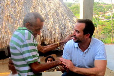 <p>A la derecha en la foto, el investigador Ignacio Muñoz Sanjuán, que con su ONG, Factor H, trabaja con las comunidades afectadas por el húntington en Venezuela, Colombia, Perú y Brasil. A la izquierda, un paciente. / Imagen: Factor H</p>