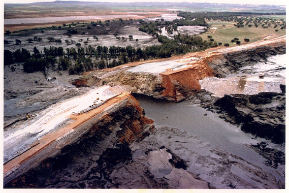 <p/> Vista aérea de la rotura de la balsa que provocó el vertido / EFE” /><span style=