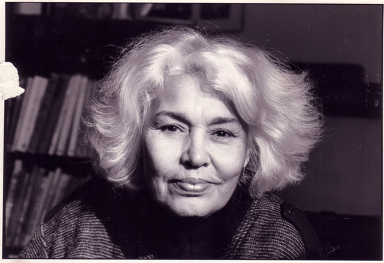 <p><strong>Nawal El Saadawi, psiquiatra. </strong>Estudió medicina en la Universidad de El Cairo e investigó sobre la neurosis en la Universidad Ain Shams. Por su actividad política y feminista estuvo encarcelada durante el mandato de Anwar Sadat. Se exilió en EE UU en 1991 donde fue profesora de la Universidad de Washington hasta regresar a Egipto en 1996. (6/9)</p>