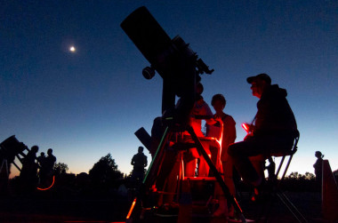 <p>Astrónomos aficionados en el Gran Cañón del Colorado, EE UU. / <a href="https://www.nps.gov/grca/learn/news/2018-star-party.htm" target="_blank">NPS</a></p>