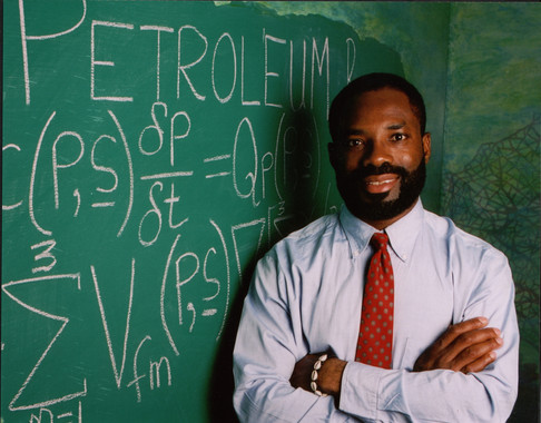 <p><strong>Philip Emeagwali, científico computacional. </strong>Conocido como unos de los ‘padres de internet’, también llamado el ‘Bill Gates de África’, pasó su infancia en un campamento de refugiados. (5/9)</p>