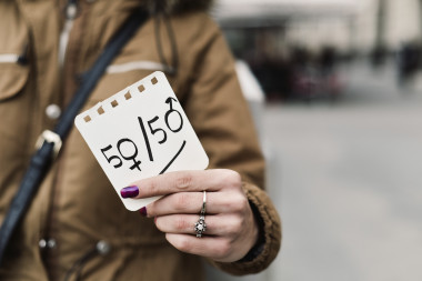 <p>La desigualdad en el reparto de las tareas repercute en las carreras de las mujeres y crea una cultura empresarial maculinizada en la que las mujeres son peor consideradas a la hora de acceder a puestos de poder. / Stock</p>