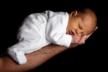 <p>Bebé recién nacido. / <a href="https://www.publicdomainpictures.net/es/view-image.php?image=19220&picture=bebe-recien-nacido-en-un-brazo" target="_blank">PDP</a></p>