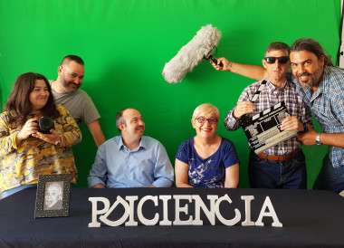 <p>El equipo de PDI Ciencia. De izquierda a derecha: Pepi Montero (operadora de cámara), Antoñoli Padilla (director de producción), Enrique Bermúdez (presentador), Iluminada Castillo (presentadora), Ramón Ruvira (claqueta, voz en off, figurante) y Diego Ortega (guión y dirección). Estos <em>youtubers </em>han sido ganadores de los Premios de Internet 2018 en emprendimiento e investigación. / PDI</p>