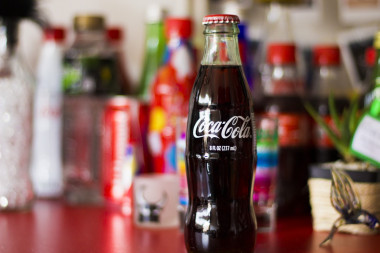 <p>Coca-Cola ha influido en las políticas chinas contra la obesidad/ <a href="https://www.pexels.com/photo/coca-cola-coke-collect-collection-675479/" target="_blank">PEXELS</a></p>