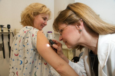 <p>El melanoma metastásico es un tipo de melanoma en el que las células tumorales, en lugar de permanecer localizadas, se han diseminado a otras zonas del cuerpo. / <a href="http://www.agenciasinc.es/Multimedia/Fotografias/Como-detectar-un-melanoma-en-tres-minutos" target="_blank">Christina Care</a> </p>