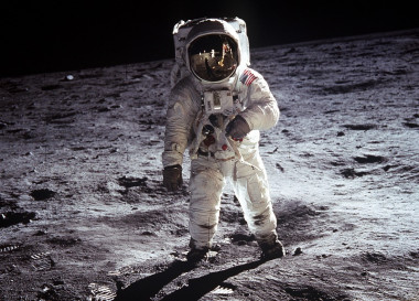 <p>Un astronauta camina sobre la superficie de la Luna durante la misión Apolo 11. / NASA</p>