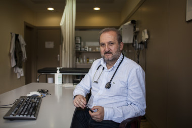 <p>Vicente Baos en su consulta de atención primaria en Collado Villalba (Madrid). / Sinc</p>
