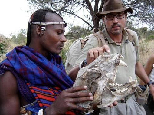 <p>Jordi Serrallonga junto a un guerrero masai.</p>