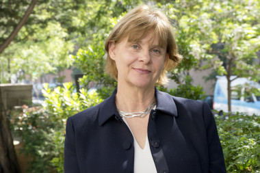 <p>Sarah Haper en los jardines de la Fundación Ramón Areces. / Alejandro Amador</p>