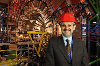 <p>El físico Guido Tonelli delante del detector CMS del Laborotorio Europeo de Física de Partículas. / CERN</p>