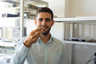 <p>Carlos Abellán en el laboratorio de Quside con su chip cuántico Qupic. / Domenico Tulli</p>