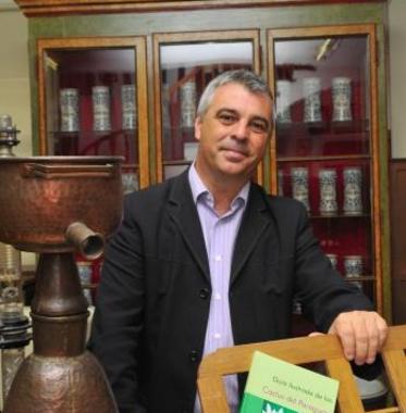 <p>El profesor Joan Simon de la Facultad de Farmacia de la UB</p>