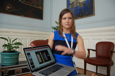 <p>Brittany Wenger durante la entrevista con Patricia Luna en Santiago de Chile. Imagen: Sinc</p>