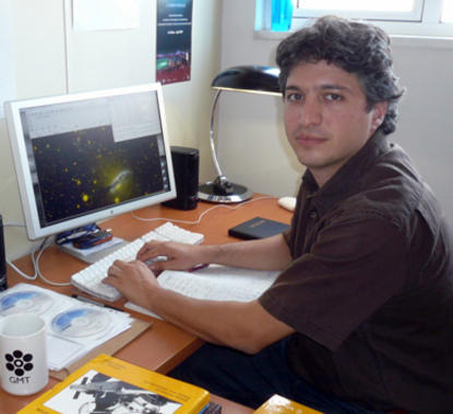 <p>Armando Gil de Paz, investigador Ramón y Cajal de la UCM, dentro del grupo de Astrofísica Instrumental y Extragaláctica. Foto: UCM.</p>