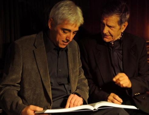 <p>Àlex Aguilar, autor del libro, y Miguel López, antiguo arponero ballenero que dio muerte a la última ballena capturada en el Estado español. / UB.</p>