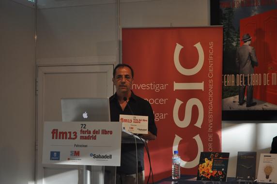 <p class=" text-left">Carlos Pedrós-Alió, durante la presentación de <em>La vida al límite</em> en la Feria del Libro de Madrid 2013. / CSIC.</p>
